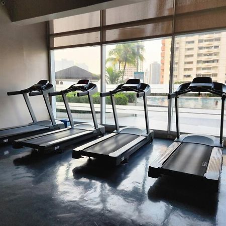 Makati Penthouse With Stunning City Skyline View Manila Esterno foto