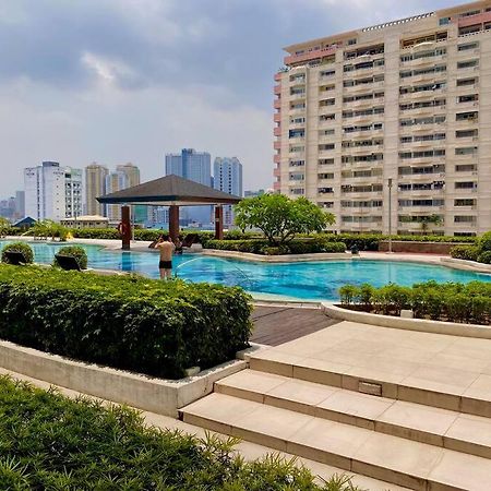 Makati Penthouse With Stunning City Skyline View Manila Esterno foto