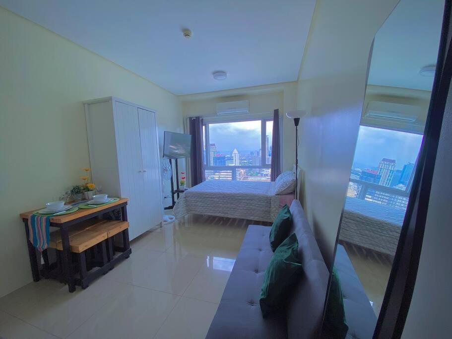 Makati Penthouse With Stunning City Skyline View Manila Esterno foto