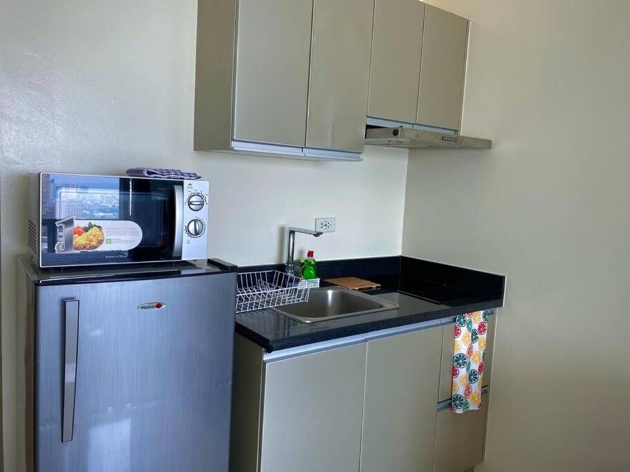 Makati Penthouse With Stunning City Skyline View Manila Esterno foto
