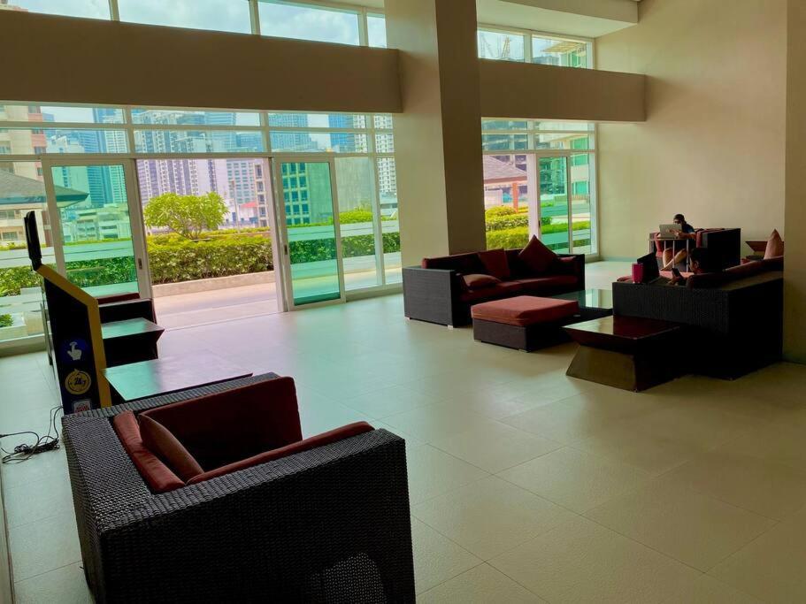 Makati Penthouse With Stunning City Skyline View Manila Esterno foto