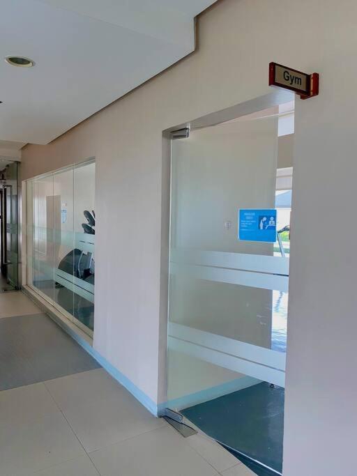 Makati Penthouse With Stunning City Skyline View Manila Esterno foto