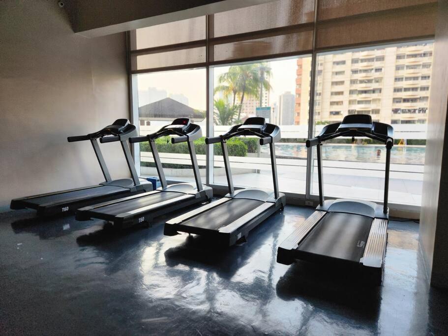 Makati Penthouse With Stunning City Skyline View Manila Esterno foto