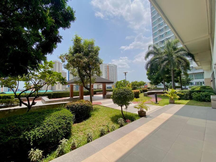 Makati Penthouse With Stunning City Skyline View Manila Esterno foto