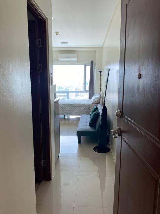 Makati Penthouse With Stunning City Skyline View Manila Esterno foto