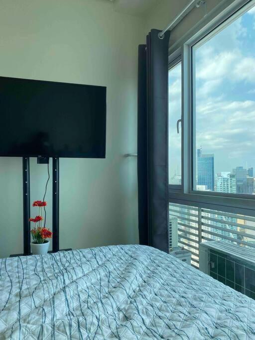 Makati Penthouse With Stunning City Skyline View Manila Esterno foto