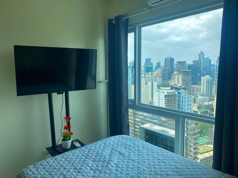 Makati Penthouse With Stunning City Skyline View Manila Esterno foto