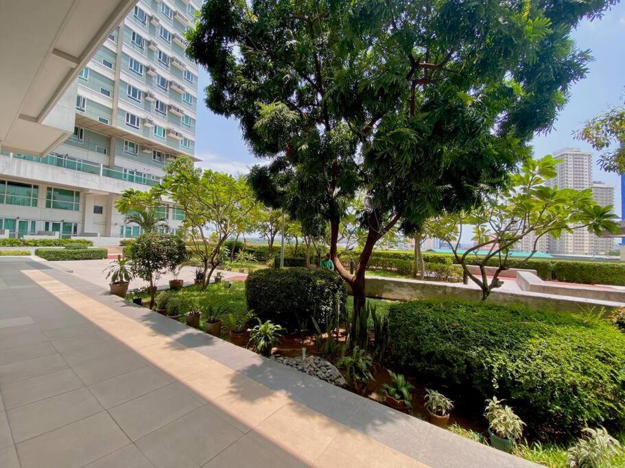 Makati Penthouse With Stunning City Skyline View Manila Esterno foto
