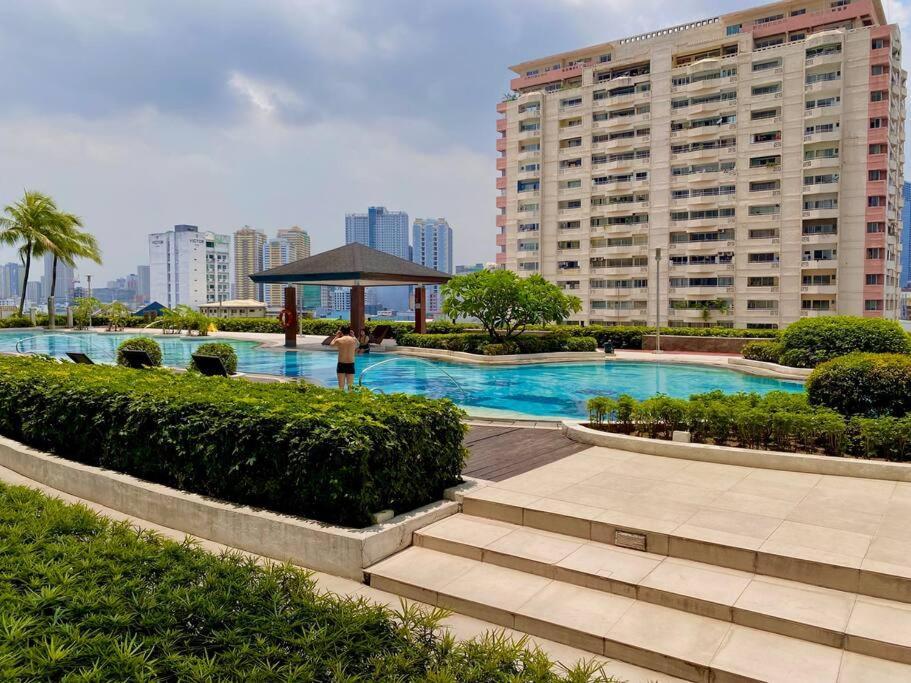 Makati Penthouse With Stunning City Skyline View Manila Esterno foto
