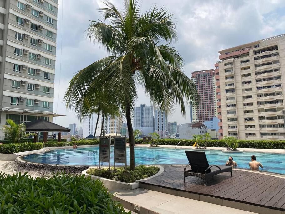 Makati Penthouse With Stunning City Skyline View Manila Esterno foto