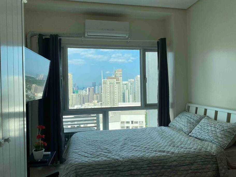 Makati Penthouse With Stunning City Skyline View Manila Esterno foto