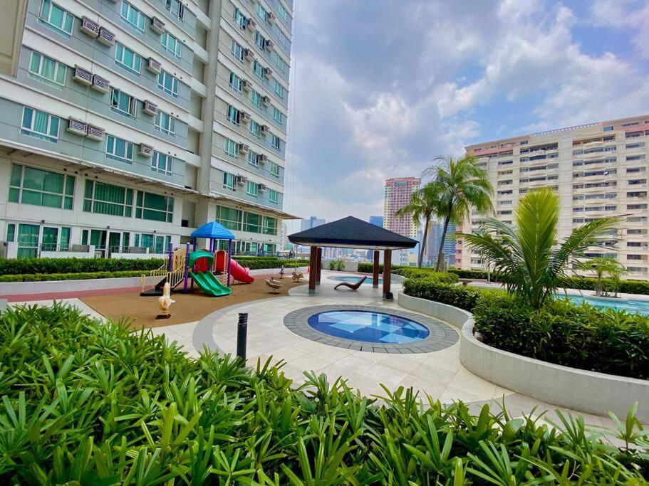 Makati Penthouse With Stunning City Skyline View Manila Esterno foto