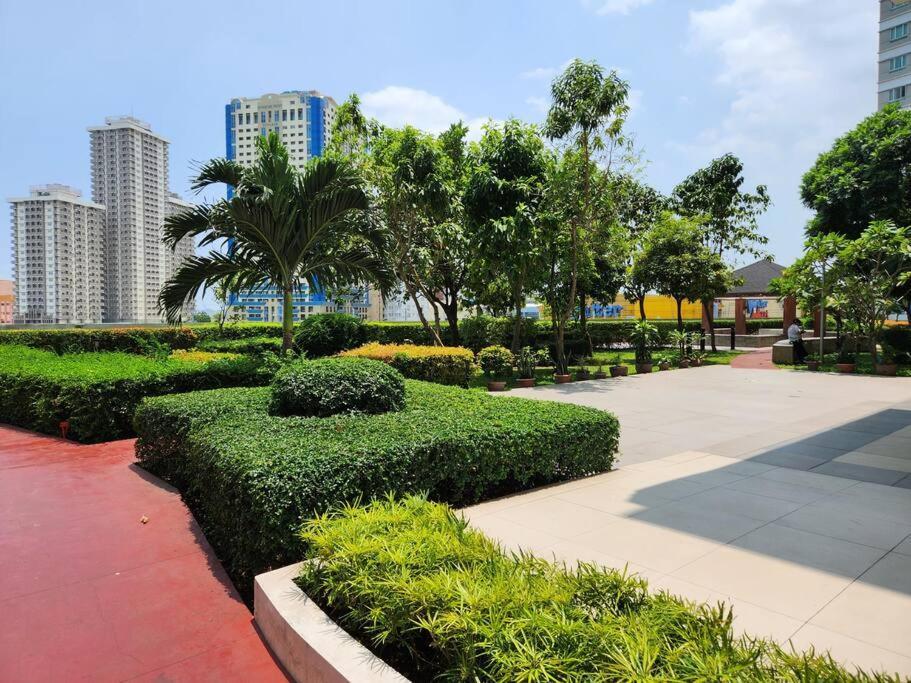 Makati Penthouse With Stunning City Skyline View Manila Esterno foto